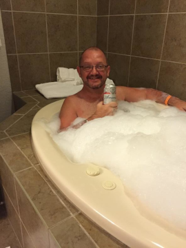 Traditional piccy of Gordon in the spa bath with a Bud